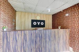 an office with a qo sign on the wall at SPOT ON Hotel Dezire Dhankot Chowk in Gurgaon