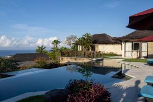 ウルワツにあるForever Bali Villasの海辺のスイミングプール付きの家
