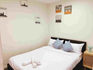 a bed in a room with some pictures on the wall at 3 Bedroom Apartment Opposite Melbourne Central in Melbourne +4 photos