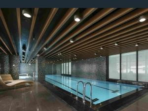 a pool in a building with a large at 3 Bedroom Apartment Opposite Melbourne Central in Melbourne