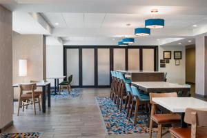 a dining room with tables and chairs at Hampton Inn by Hilton Turlock in Turlock