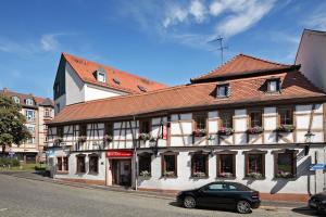 a black car parked in front of a building at Hotel Zum Goldenen Ochsen am Schlossgarten in Aschaffenburg