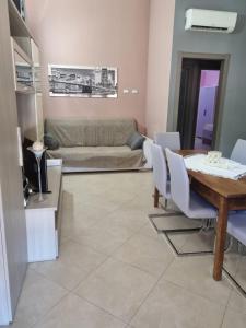 una sala de estar con una mesa y un sofá en Casa Alessia, en SantʼAnna Arresi