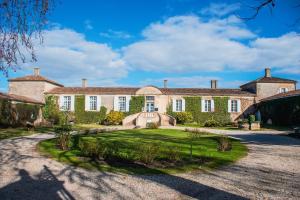 una vista exterior de una gran casa con entrada en Château d'Arche, Grand Cru Classé de Sauternes, en Sauternes
