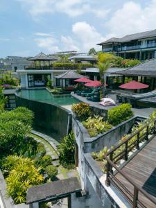 Forever Bali Villas في أُلُواتو: منظر جوي لمنتجع به حمام سباحة