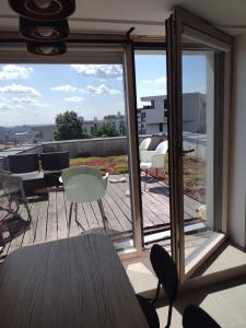 - un balcon avec vue sur une table et des chaises dans l'établissement Apartmán pod Kolibou, à Bratislava