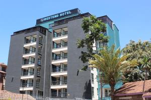 ナイロビにあるWe Hotel and Suitesの上に看板がある建物