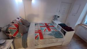 una camera da letto con un letto con una trapunta sopra di Studio Hypercentre Fontainebleau , Proche Château a Fontainebleau