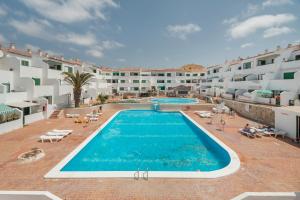 een afbeelding van een zwembad in een hotel bij Alondras Apartamento E107 in Costa Del Silencio