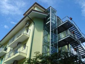 an apartment building with a spiral staircase at Hotel Da Giovanna in Lignano Sabbiadoro