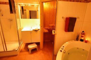 a bathroom with a tub and a shower and a toilet at Meerblick 5 - Großenbrode in Grossenbrode