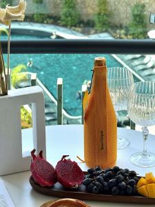 una mesa con un plato de fruta y una bolsa en Qoople Excellence B55 designer duplex by the sea, en Alanya 57 fotos más