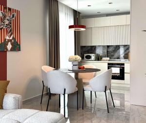 Una cocina y un comedor con mesa y sillas. en Qoople Excellence B55 designer duplex by the sea, en Alanya