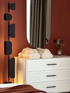 1 dormitorio con tocador blanco y espejo en Qoople Excellence B55 designer duplex by the sea, en Alanya