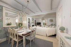 a dining room with a table and a bed at Almond Cottage - Pets welcome - Free Parking - Garden in Hayle
