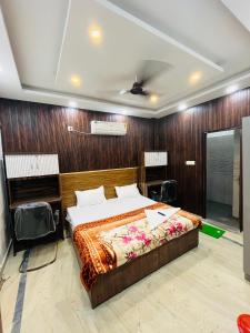 a bedroom with a bed with a wooden wall at Laxmi Inn Guest House in New Delhi