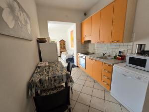 una piccola cucina con tavolo e piano di lavoro di Maia Incantevole a Levanto Altre 10 foto