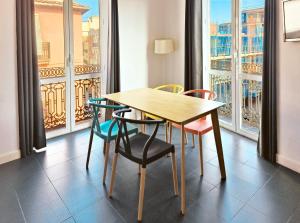 a table and chairs in a room with a window at Flats Friends Torres Quart in Valencia