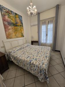 una camera da letto con un letto e un quadro sul muro di Maia Incantevole a Levanto