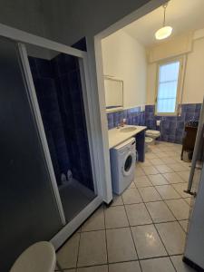 un bagno con doccia, WC e lavandino di Maia Incantevole a Levanto