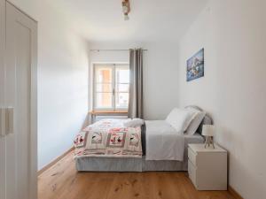 Ένα ή περισσότερα κρεβάτια σε δωμάτιο στο Design alpino in centro con balcone e parcheggio