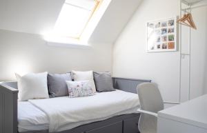 1 dormitorio con 1 cama con tragaluz en 4 Storr Place, en Portree
