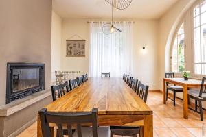 a dining room with a table and a fireplace at Maison La Fauvette - Campagne - Jardin in Cahuzac-sur-Vère