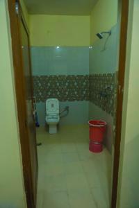 Ένα μπάνιο στο Heramb pg house