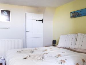 Ένα ή περισσότερα κρεβάτια σε δωμάτιο στο Cosy Cottage