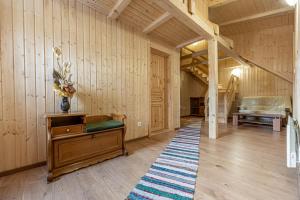 a room with a desk and a bed in a room at D&D kuća za odmor in Begovo Razdolje