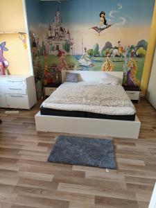 una camera da letto con un letto e un murale Disney di Villa Maarianvaara a Rikkaranta