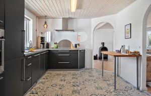 Η κουζίνα ή μικρή κουζίνα στο 4 Bedroom Nice Home In Bedsted Thy