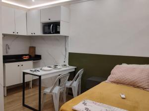 a small kitchen with a table and chairs in a room at Studio 102 Cop 30 in Curro Velho +21 photos