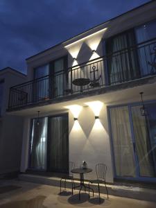 RadanovićiVilla Azzurra的一座带桌椅阳台的建筑