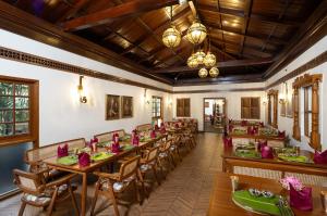 Restoran või mõni muu söögikoht majutusasutuses Vivanta Bengaluru Residency Road