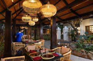 Restoran või mõni muu söögikoht majutusasutuses Vivanta Bengaluru Residency Road