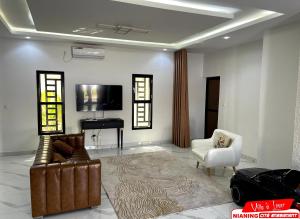 Μια τηλεόραση ή/και κέντρο ψυχαγωγίας στο Nianing Villa de Charme avec Piscine