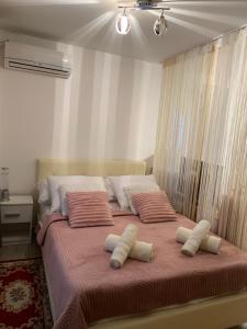 ein Schlafzimmer mit einem großen Bett mit vier Kissen in der Unterkunft Apartman Sana in Matulji
