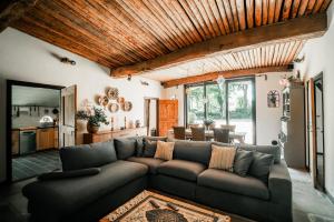 a living room with a couch and a kitchen at De Daler Deel in Dalen