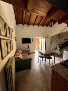 TV a/nebo společenská místnost v ubytování Mansarda con balcone nel cuore di Brenzone sul Garda