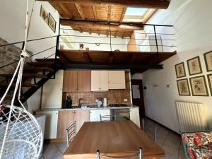 Kuchyň nebo kuchyňský kout v ubytování Mansarda con balcone nel cuore di Brenzone sul Garda
