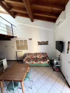 TV a/nebo společenská místnost v ubytování Mansarda con balcone nel cuore di Brenzone sul Garda
