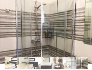 a bathroom with a shower with glass walls at Ai Binari in Giulianova