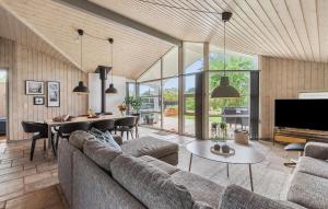 Μια τηλεόραση ή/και κέντρο ψυχαγωγίας στο Amazing Home In Hemmet With Sauna