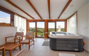 - un bain à remous dans une pièce avec une table et des chaises dans l'établissement Gorgeous Home In Zelezna Gora With Wifi, à Sveti Urban