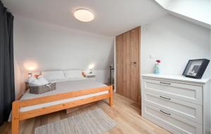 une petite chambre avec un lit et une commode dans l'établissement Gorgeous Home In Zelezna Gora With Wifi, à Sveti Urban