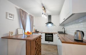 une cuisine avec un bol de fruits sur un comptoir en bois dans l'établissement Gorgeous Home In Zelezna Gora With Wifi, à Sveti Urban