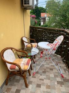 Ein Balkon oder eine Terrasse in der Unterkunft Apartman Sana