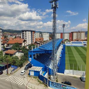 una vista aérea de un estadio con campo de fútbol en Oki NP, en Novi Pazar