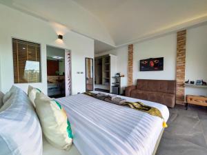 TV a/nebo společenská místnost v ubytování Ha Sip Ha Villa Rooms - by KohChangVillas